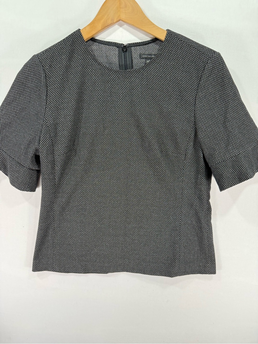 Ann Taylor Textured Short Sleeve Blouse Black & White Size 2